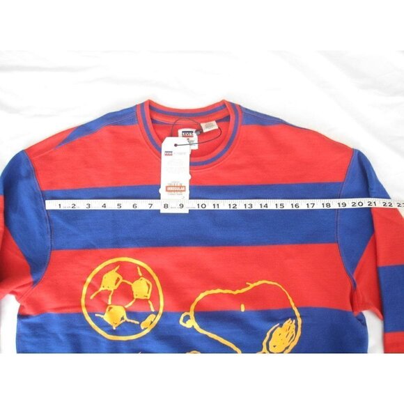 New Levis Peanuts Crew Neck Snoopy What A Moment Soccer Pullover Sz M Irregular - Picture 4 of 8
